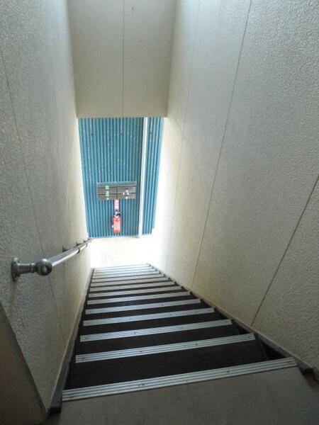 画像10:２階への共用階段