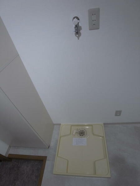 画像8:防水パン付き室内洗濯機置き場・水栓位置を高くし、大型の洗濯機に対応