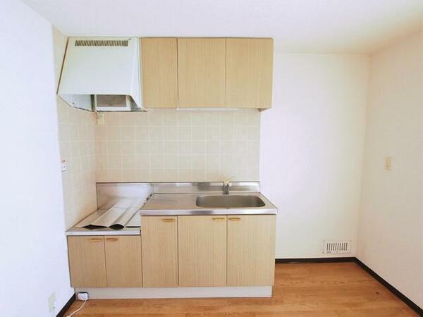 画像4:オープンキッチン仕様！配膳や片付けがスムーズです！吊戸棚付きで収納力があります！