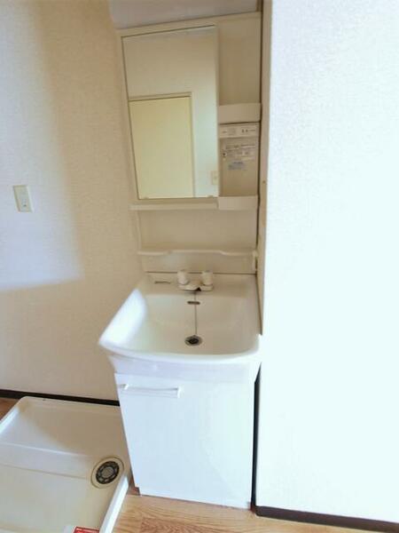 画像6:洗面ボウルが大きな洗面化粧台！横には洗濯機置き場があり、洗濯の下洗いなどに便利です！