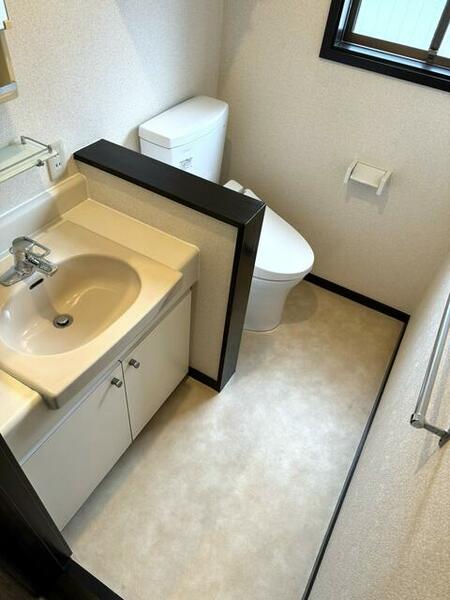 ２階洗面台／トイレ