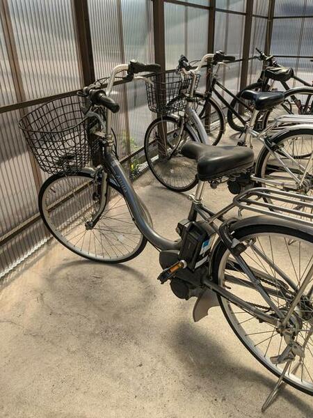 画像13:無償貸与の電動自転車
