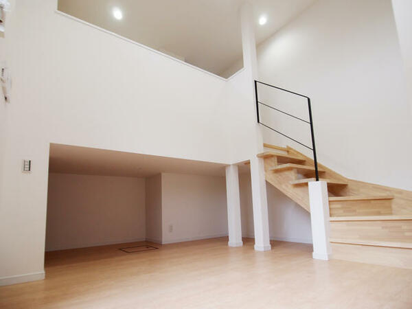 画像7:お洒落な階段★キッチンとお部屋が分かれてます★