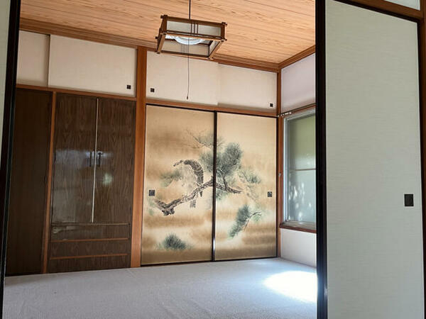 壁一面が収納で、押入は天袋まで有ります。押入は松と鷹が描かれている襖です。