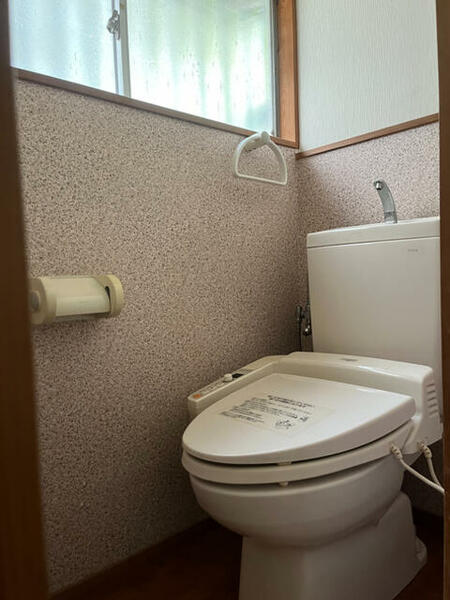 １階トイレは温水洗浄便座付です。