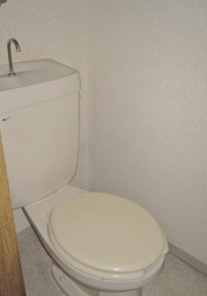 トイレ：トイレットペーパーの収納ボックスあり