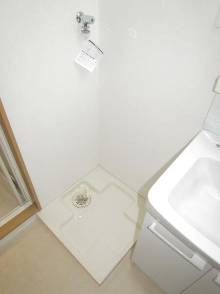 画像11:洗面台の横に室内洗濯機置場あります♪