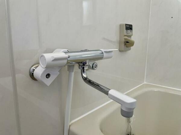 画像12:混合栓のシャワー水栓は片手で温度調節可能