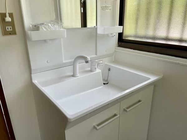 新品の洗面台は収納豊富で純白のシンクには透明感を感じます