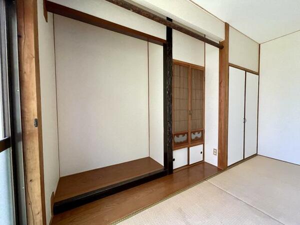 ６畳の和室には日本建築らしい床間がございます