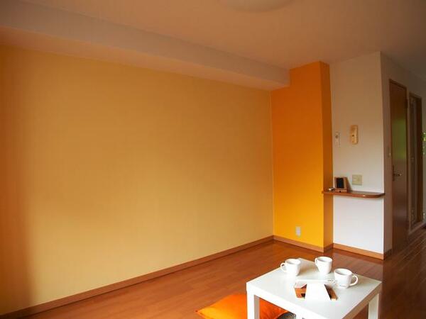 画像5:壁紙　黄色にしました。家具などはイメージサンプル