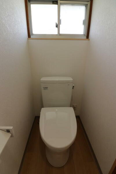 画像4:リフォーム済。床・壁・建具・便器・便座すべて新品のトイレです。