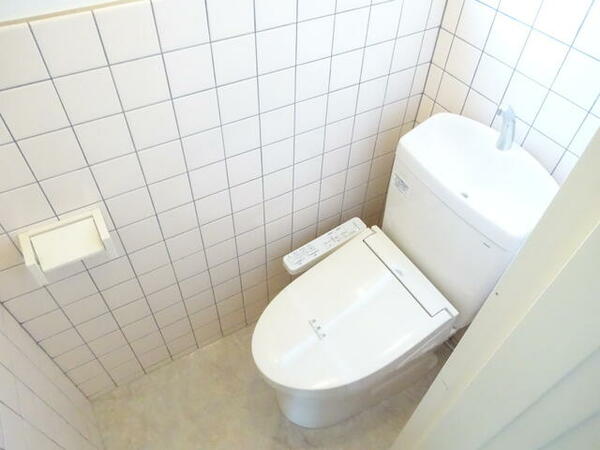 画像8:温水洗浄便座付トイレです。