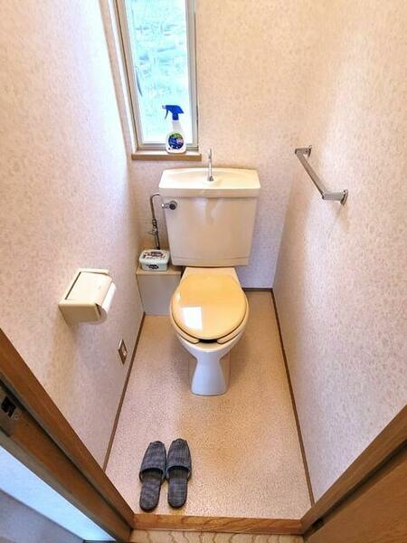 ２階にもトイレがございます。こちらも撮影後に温水洗浄便座設置済です。