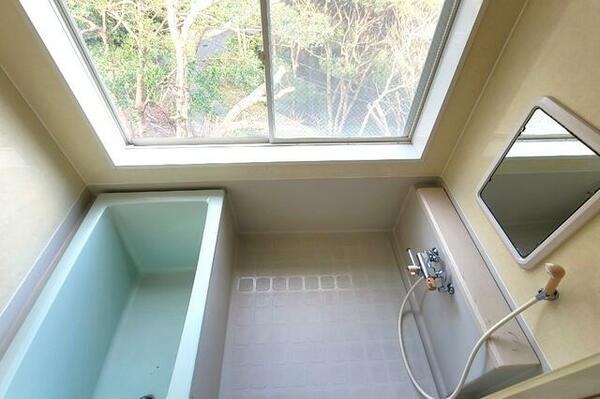 お風呂にも窓があります。