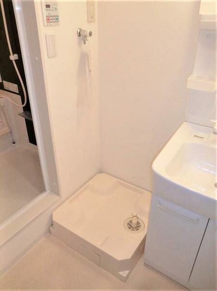 画像7:浴室・洗面台近くに洗濯機置き場あり！　（※現況優先・同タイプ別居室の写真です）