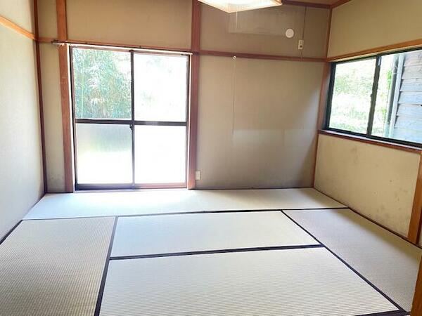 画像2:ダイニング横の和室８帖の居間です。南側にバルコニーテラスあります