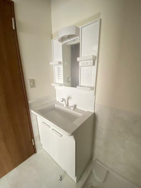 洗面所：独立洗面台　※写真は別の部屋です
