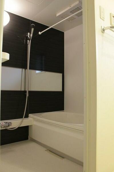 画像5:広めのバスルームです！ゆったりとくつろげますね。浴室乾燥機も備え、雨の日にも活躍します！