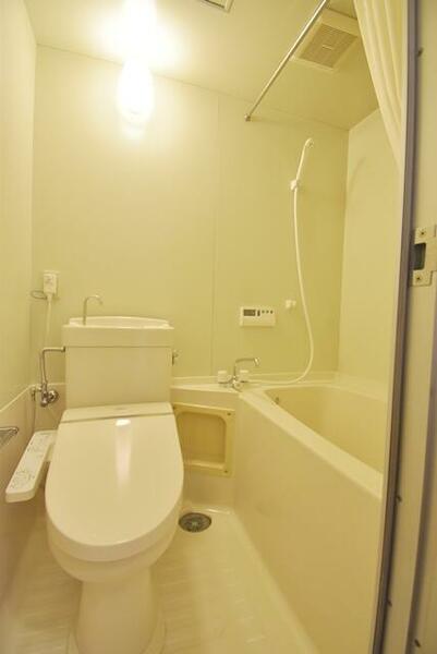 画像12:オートバス浴槽のバス。トイレ同室です。ゆったりとお風呂に入られたい方は、１Ｆに大浴場がございます。
