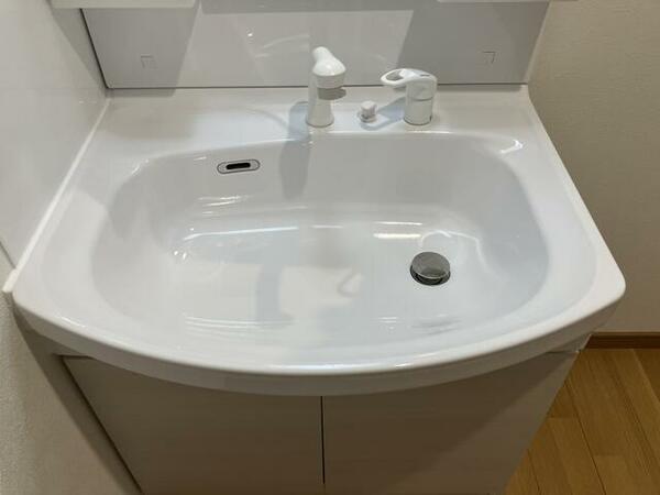 画像9:清潔感溢れる白を基調とした洗面化粧台。明るく開放的な空間をご提供します。