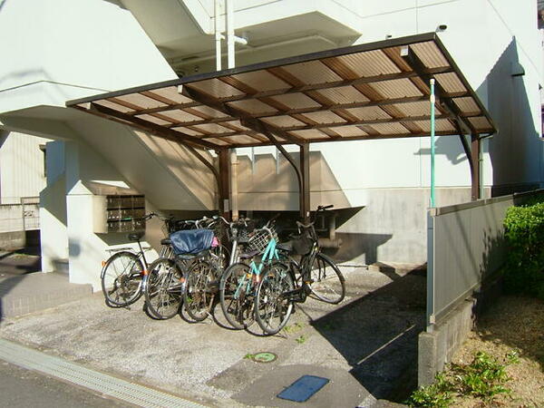 画像3:屋根付きの駐輪スペース
