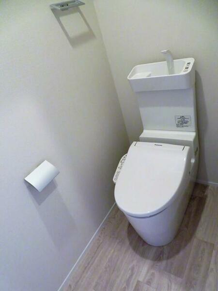画像13:ウォシュレット付きトイレです。上には収納スペースが御座います。