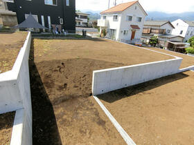 神奈川県秦野市曲松１丁目
