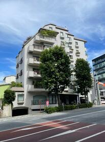 東京都渋谷区神宮前３丁目