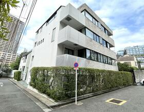 東京都港区三田１丁目