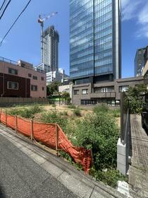 東京都港区南青山３丁目