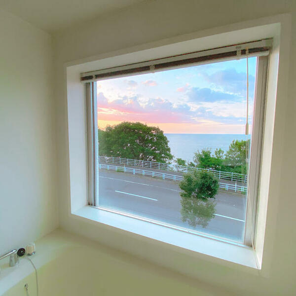 画像8:大きなガラス窓越しに日本海に沈む夕日をゆっくりと眺めることのできる絶景風呂