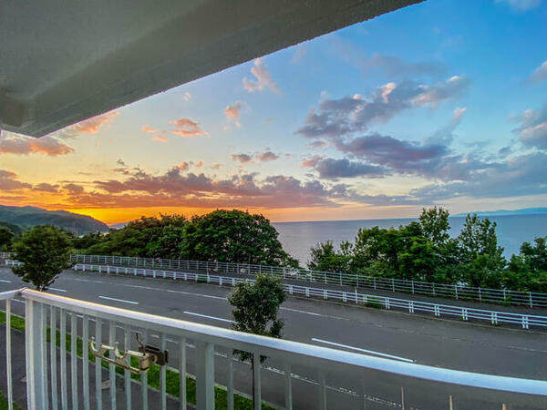 画像9:素晴らしい夕景を楽しむことができるバルコニー。空がオレンジや赤に染まり、海と空が溶け合う様子は絶景