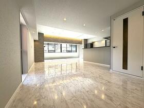 大阪府大阪市西区西本町１丁目