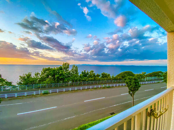 画像10:夕陽に染まる水平線の大パノラマを眺めながら癒やしのひとときが過ごせるバルコニー