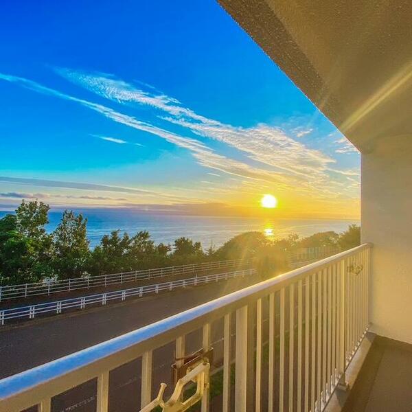 画像4:目の前に広がる大きな大きな日本海から上りくる朝陽に海は輝きに満ちてます。