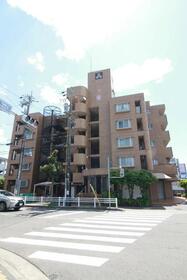 三旺マンション第二八事東　近隣に買物施設あり　駐車場あり