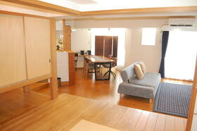 大阪府茨木市新郡山１丁目