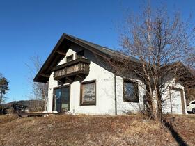 山梨県北杜市大泉町西井出