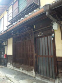 京都府京都市左京区新間之町通二条下る頭町