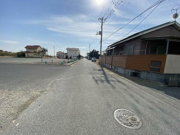 外観：接道道路と周囲の環境　東側道路