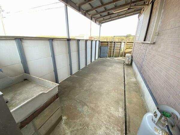 外観：東側スペース　敷地は全てコンクリート舗装