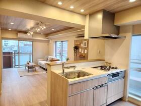 東京都世田谷区三軒茶屋１丁目