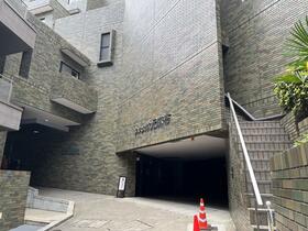 東京都港区元麻布１丁目