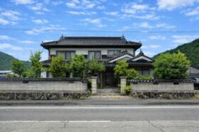 兵庫県朝来市伊由市場