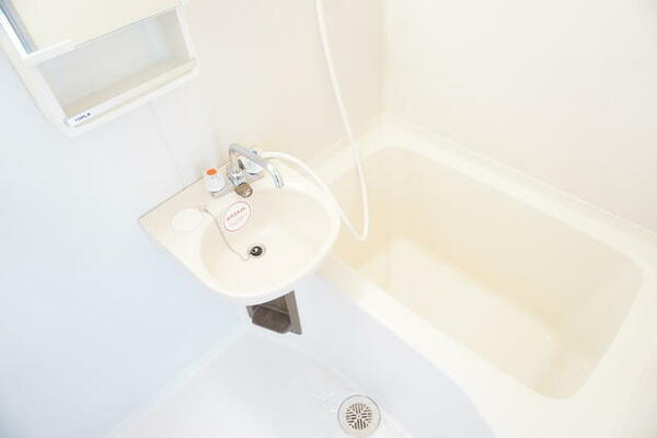 画像5:シャワー＆洗面ボウルのあるバスルーム☆