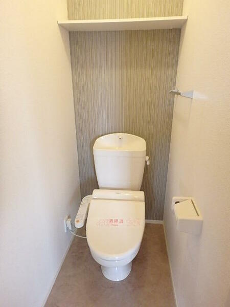 画像16:トイレには快適な温水洗浄便座付き