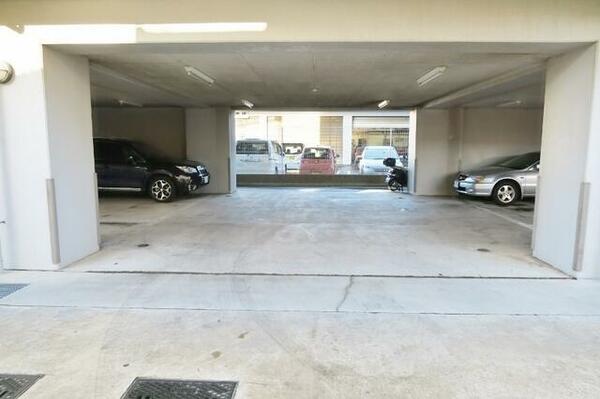 画像4:【空要確認】駐車場は屋根付き区画もあります。