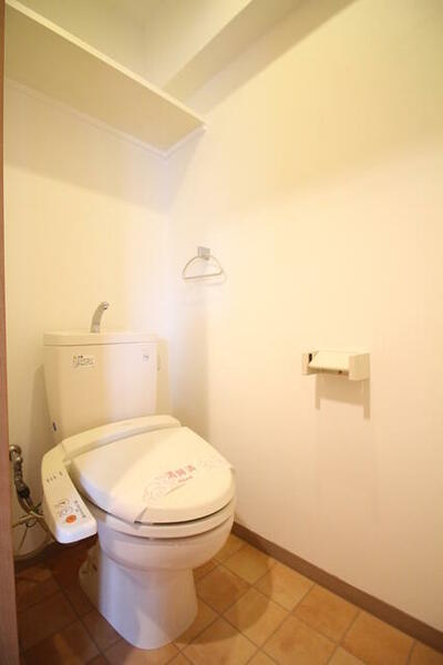 画像9:洗浄便座付きのトイレです。上部棚もあります。
