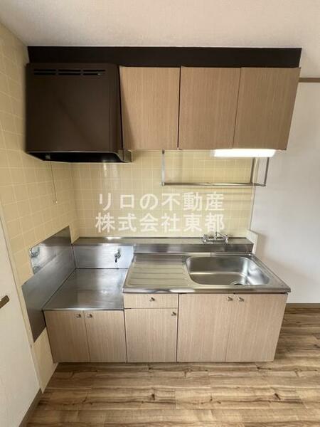 キッチン：上下収納豊富・調理スペースあり！使い勝手の良いキッチンです♪